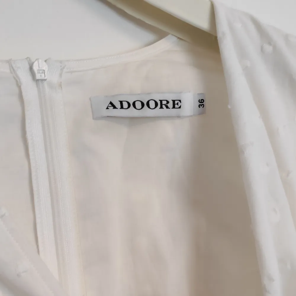 Säljer min studenklänning från Adoore i storlek 36 😍. Klänningar.