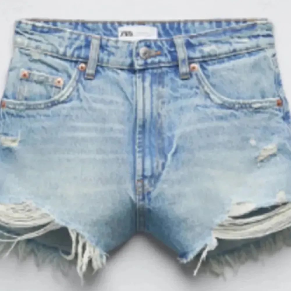 Ljusblåa jeansshorts från zara. Jättebra skick! Skriv för fler bilder❤️❤️. Shorts.
