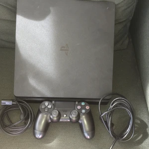 Ps4 - Hejsan säljer nu mitt ps4 då de inte kommer till någon nytta. De är ett ps4 från 2018 men skicket är som om den var gjord 2024. Man får med en kontroll för den andra är tyvär sönder. Det finns en hdmi kabel och en ström kabel
