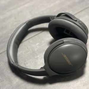 Bose hörlurar (limited edition) - Jätte Fina Bose hörlurar med grymt ljud och är i perfekt skick (använd enstaka gång) ord pris 3800 kr, limited edition ❗️❗️