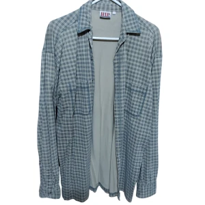 HIP rutig skjorta (M) - I bra skick. Lent material.