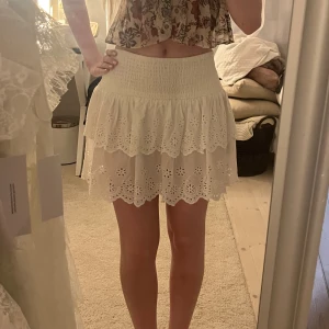 Vit sommarkjol☀️💕 - Så fin kjol perfekt till sommaren. Köpt på Lindex förra sommaren men sytt om den i midjan så att den nu är lågmidjad! Inga defekter!
