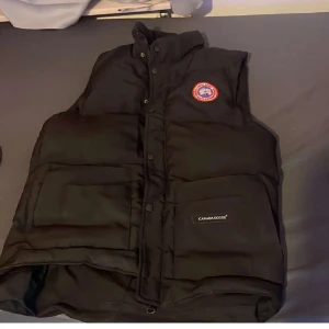 Säljer canada goose väst - Hej jag säljer en canada goose väst jag har haft den i 4 månader och är fortfarande ny den har inga skador eller något man kan scanda QR koden o se att den är äkta.