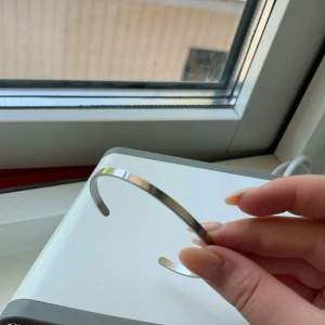 Silverarmband - Säljer detta jättefina Silverarmband som jag tyvärr inte vet var de är ifrån då jag fått det i present, vatten och slittåligt så går bra att bada eller duscha med💗 går att göra armbandet större eller mindre om man vill🌸