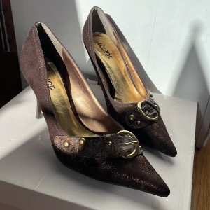 Klackskor - Klackskor med stilettklack. Så snygga och trendiga. Tyvärr är dom här snyggingarna för stora för mig:( som HELT nya med lapp undertill kvar. Bara testade. 