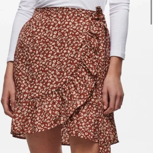 kjol  - säljer min Kjol från Only. I nyskick. Köptes för 280 kr. Skriv för fler bilder!🫶🏼