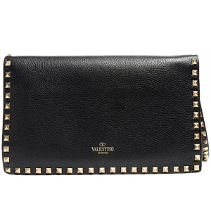 Valentino Clutch - säljer denna Valentino Garavani clutch! Måtten är 28x17, skriv privat för egna bilder. Etikett och påse ingår. kan gå ner i pris vid snabb affär🤍