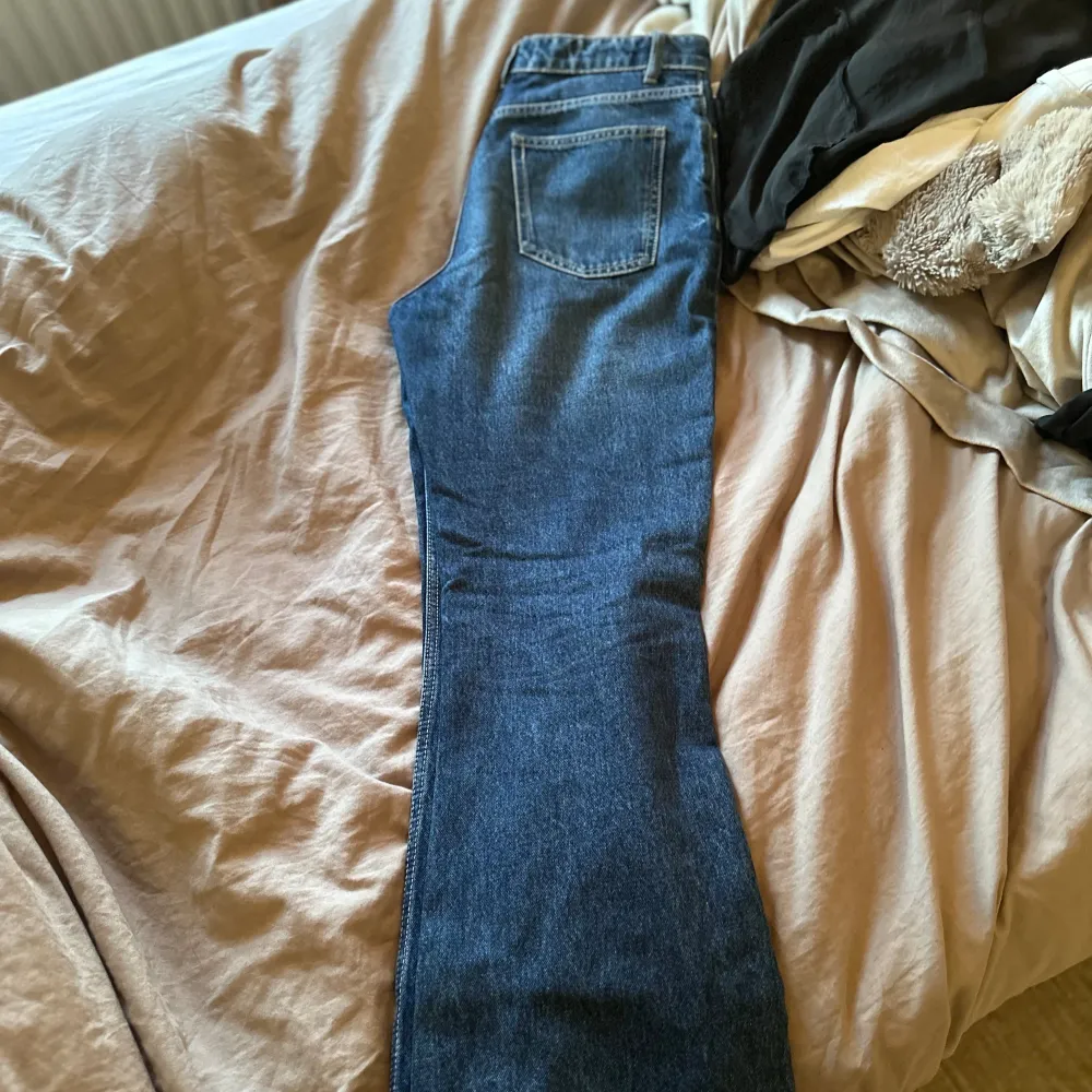 ett par mörkblåa zara low bootcut jeans som används några gånger ( ca 4 gånger ) men är tyvärr ganska långa för mig ( är 163 cm för referens ). Jeans & Byxor.