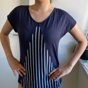 T shirt  - Fin t-shirt marinblå färg