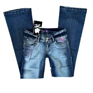 Jeans från crazyage helt nya med lappar kvar i perfekt skick, sitter lågmidjade och är utsvängda, strl 28 som motsvarar S❤️// midja 36cm, längd 103cm, innerbens 83