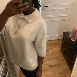 Jätte snygg stickad tröja från H&M - Säljer denna super snygga stickade tröjan från h&m som köptes för 299kr❤️Super super snygg och passar så bra till sommarkvällarna att slänga över sen klänning när det bli lite kallt ute ❤️ Passar XS-M skulle jag säga då den är stor i storleken❤️