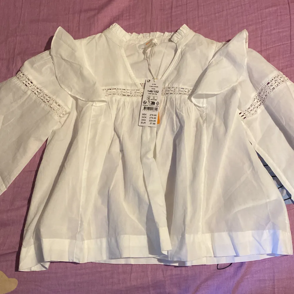 En jätte fin blus från Gina tricot, den är endast testad då jag har köpt en storlek för liten och kan ej göra returen då den är köpt i butik och bor ej i staden den är köpt i 💕 är i storlek 146/152. Ny pris 279kr . Blusar.