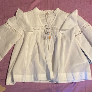 Gina tricot blus - En jätte fin blus från Gina tricot, den är endast testad då jag har köpt en storlek för liten och kan ej göra returen då den är köpt i butik och bor ej i staden den är köpt i 💕 är i storlek 146/152. Ny pris 279kr 