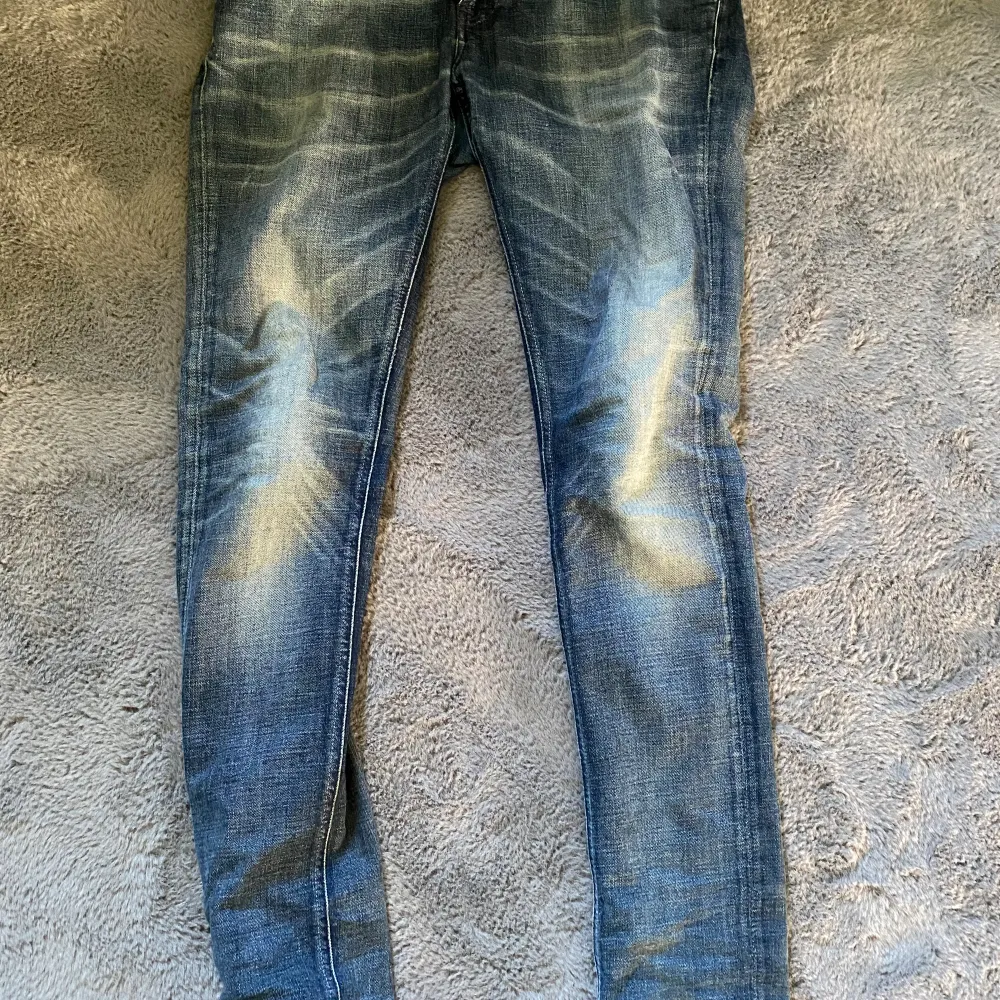 Säljer nu dessa Nudie Jeans i bra skick inga hål eller fläckar. Dom går fint till många tröjor och ät riktigt sköna ny pris 1600. Skriv för info och flera bilder.. Jeans & Byxor.