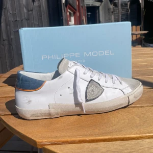 Philippe model prsx  - Ett par feta Philippe models i vit och mocka. Använda typ 5 gånger så skicket är som sprillans nya. Säljer eftersom fick tag i ett annat par i bättre storlek.   Storlek: 44 Skick: 9.5/10 Färg: vit, mocka, orange detaljer