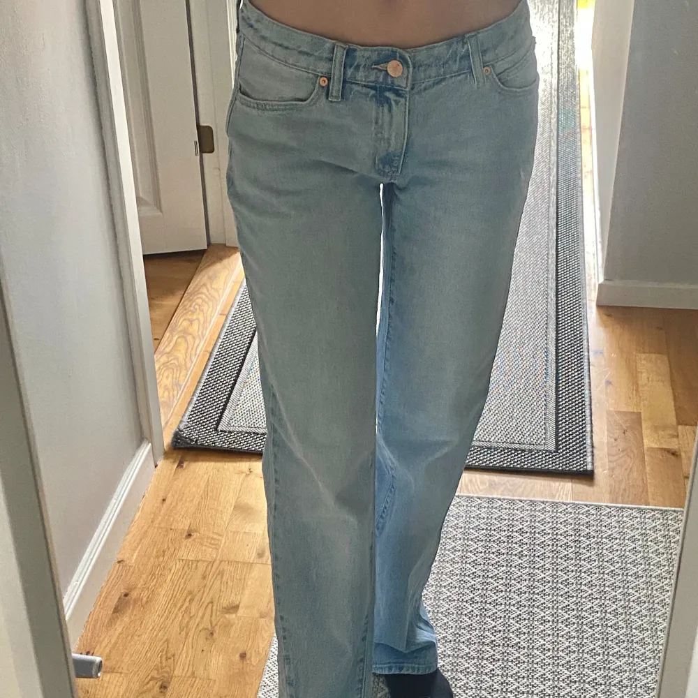 Har använt dessa endast en gång, Storlek 27 och low waist. Passar bra på mig som är 168 lång, men kanske nååågot stora!  Nypris 1099❤️. Jeans & Byxor.