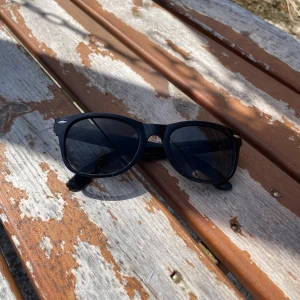 Solglasögon - Bästa priset på marknaden och ett par riktigt heta och somriga solglasögon☀️💦🕶️  Solisar har UV400-linser, vilket gör dem till det perfekta valet för skydd mot starkt solljus.  Priset: 55 kr!  