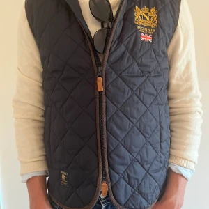 Morris väst - Säljer nu dennas snygga  ” Morris väst” | i storlek S kan även passa till M stor i storlek | säljs nu endast för 499kr! ny pris 2000kr | skick 9/10 | inga defekter |  västen är nu perfekt till hösten | vid ytligare funderingar hör av er⭐️