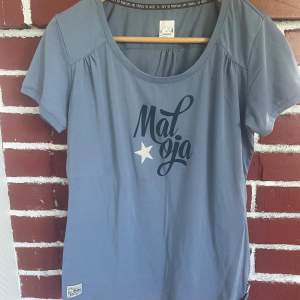 Blå t-shirt från Maloja i stl L