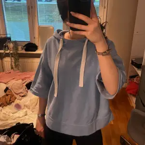 En kortärmad hoodie som e perfekt för sommar kvällar ❤️ Den är jätte trednig men med en unik färg som passar alla outfits 💞 