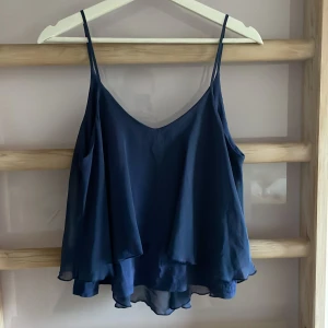 Jättesöt marinblå topp från Gina💕 - Helt i nyskick!! 