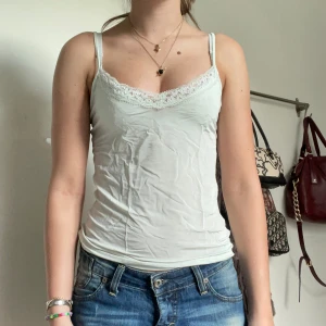 Vitt spetslinne  - Gulligt vitt spetslinne. Det är vitt men har en lite mintgrön aktig nyans. Skriv till mig om ni har ytterligare frågor eller vill ha fler bilder!💓