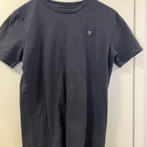 Pöllö t-paita  - Pienellä kuvalla varustettu pöllö t-paita 