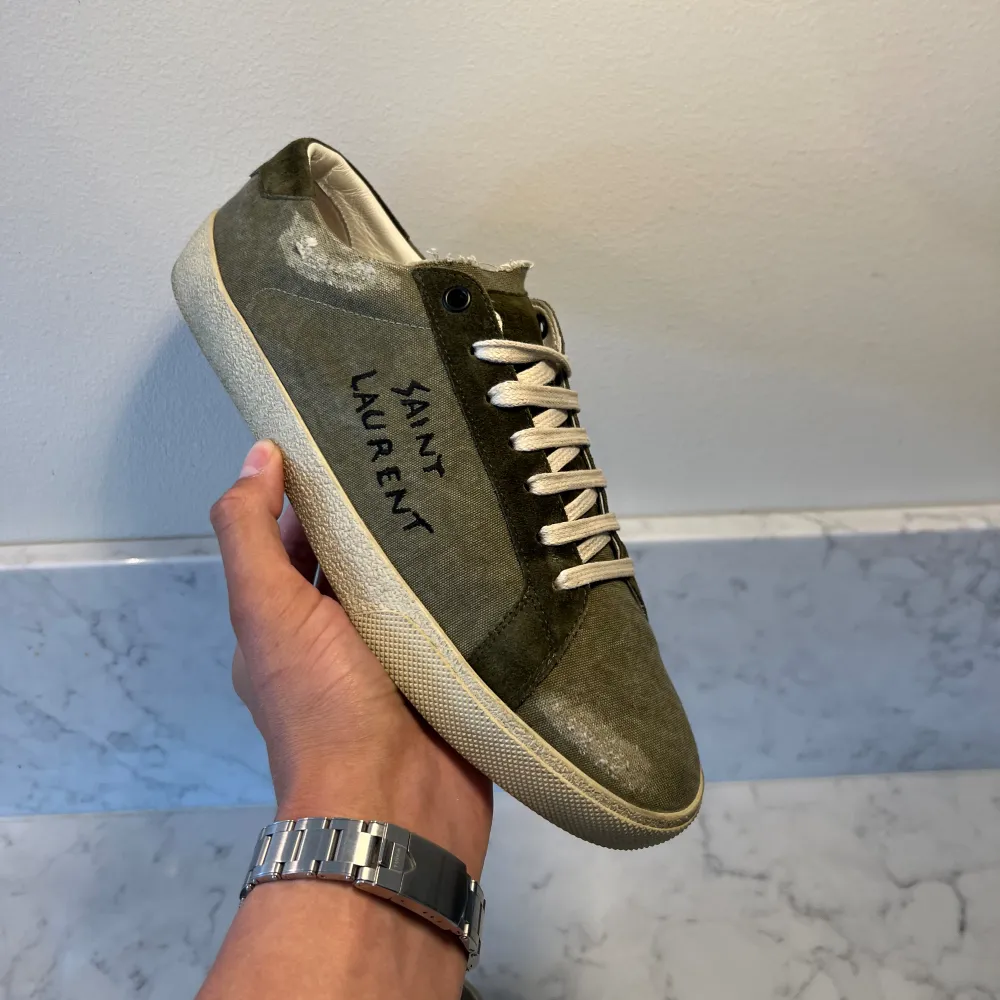 Säljer dessa eftertraktade skor från yves saint Laurent i färgen olivgrön. Skorna är i mycket bra skick, knappt använda som bilderna visar. Storlek 41 men passar upp till 42. Helt slutsålda och tillverkas inte längre! Endast skorna tillkommer vid köp. Skor.