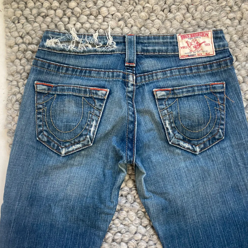 True religion jeans som tyvärr är för små på mig😵‍💫 Slitningen där bak går inte hela vägen genom utan det finns ett lager under, annars inga defekter. Jeans & Byxor.