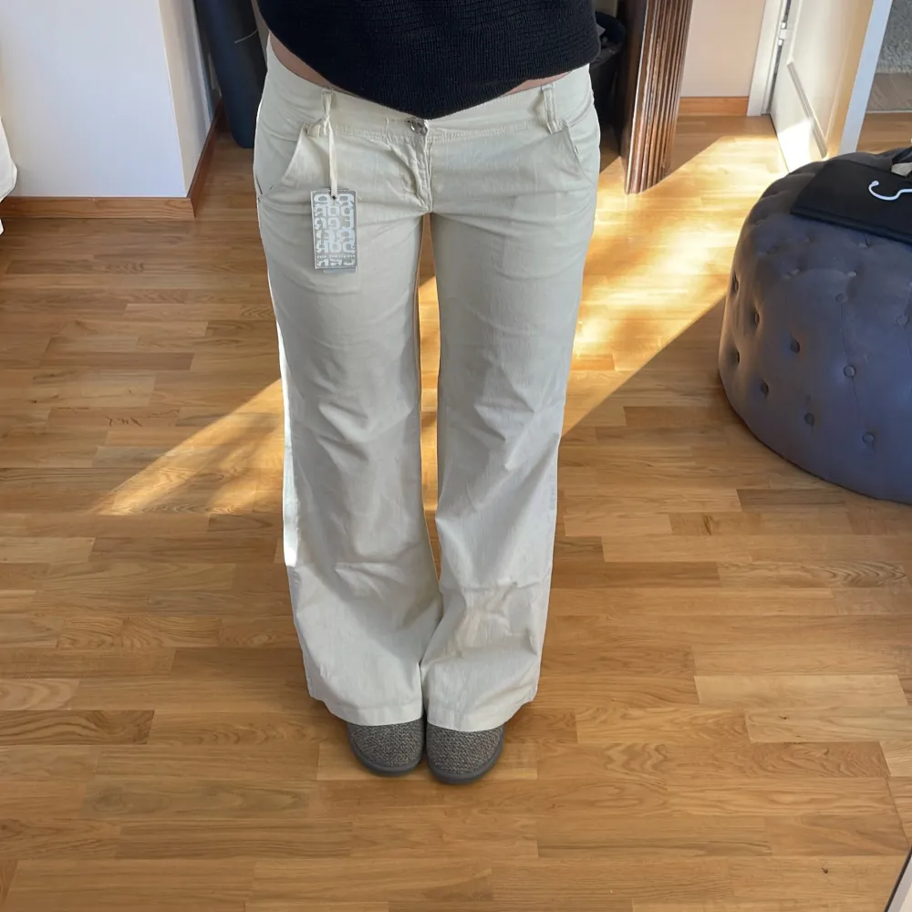 Sjukt snygga linnebyxor från Reporter😍helt nya med lapp kvar! Jag är 177cm. Midjemått: 42cm Innerben: va 82/83cm. Jeans & Byxor.