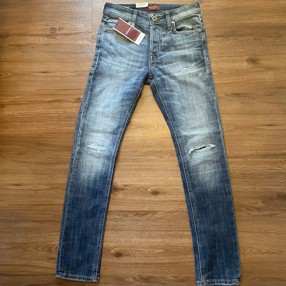 Riktigt feta jack and Jones jeans med slitningar. Dom är helt nya, endast testade. Storleken är 28/30. Priset kan självklart diskuteras vid snabb affär! Hör av dig vid funderingar!. Jeans & Byxor.