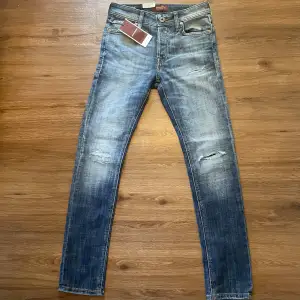 Riktigt feta jack and Jones jeans med slitningar. Dom är helt nya, endast testade. Storleken är 28/30. Priset kan självklart diskuteras vid snabb affär! Hör av dig vid funderingar!