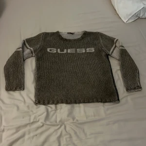 Guess Sweatshirt - Snygg Vintage Guess Sweatshirt  Cond 9/10