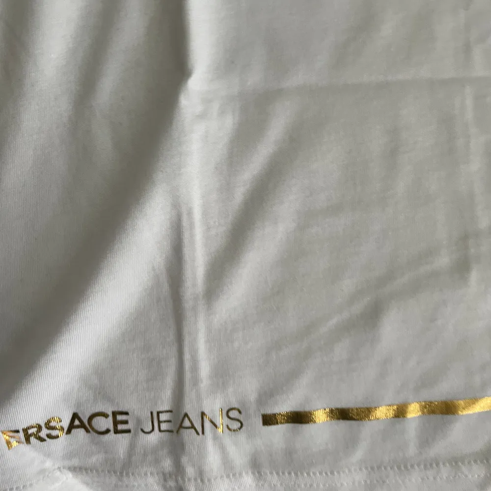 Versace Jeans t-shirt storlek S, aldrig använd.. T-shirts.