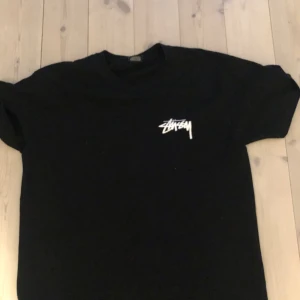 Stussy tee🎲 - Asfet stussy tisha i strlk xs-s, storleken är M men passar super på xs-s. Hör av er via mer funderingar och frågor😇🎲
