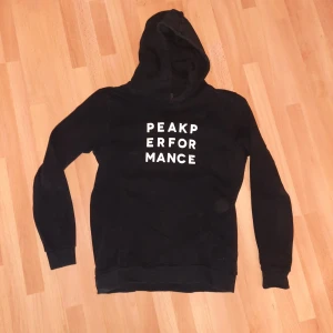 Peak Performance hoodie - Säljes då jag växt ur den. Stil 170 flicka, men kan nog passa en XS. I mycket bra skick. Trycket är (som du ser på bild 4) i bra skick. Tröjan är begangnad men välvårdad. Köpare står för frakt.
