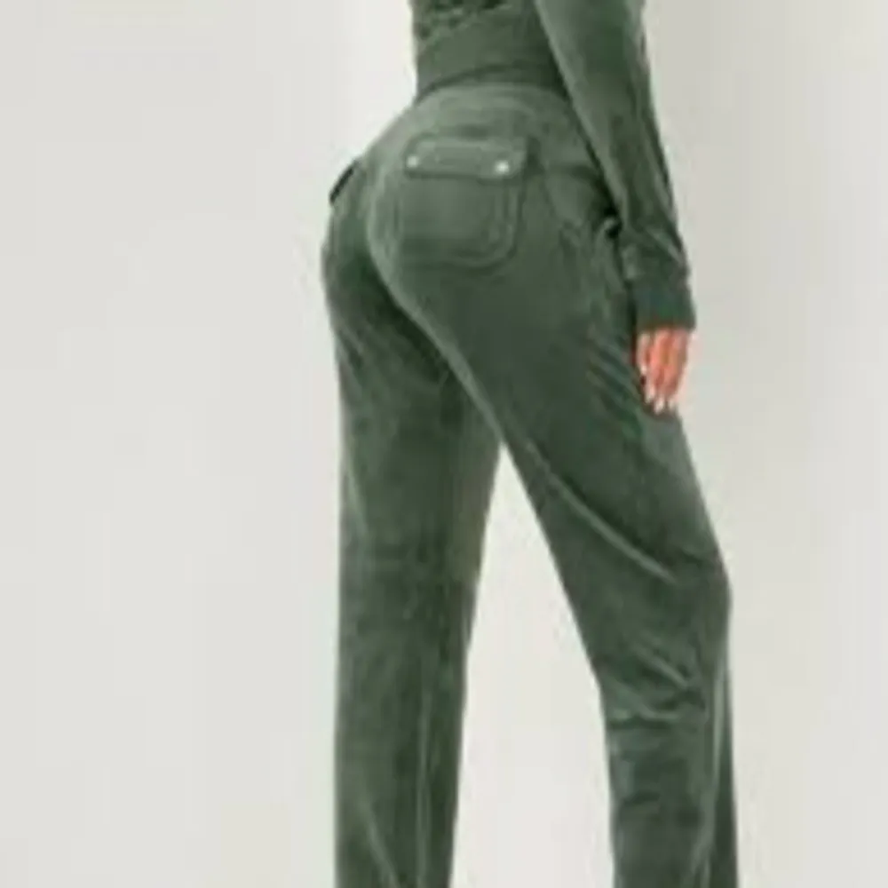 Jätte fina mörkgröna juicy byxor som jag säljer pga att dom ej kommer till användning längre. Köpta för 1200kr säljer för 500kr (enda defekt är att metall detaljerna på smörerna har lossnat). Jeans & Byxor.