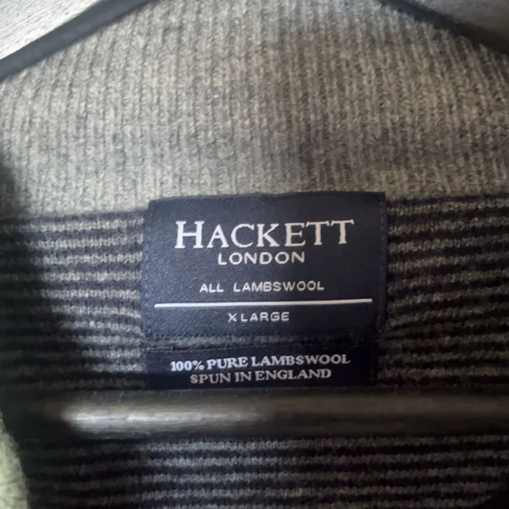 Skön Hackett London zip i grön färg. Perfekt för sena sommar kvällar. Storlek xl men sitter som L. Hör av dig vid intresse👍. Tröjor & Koftor.
