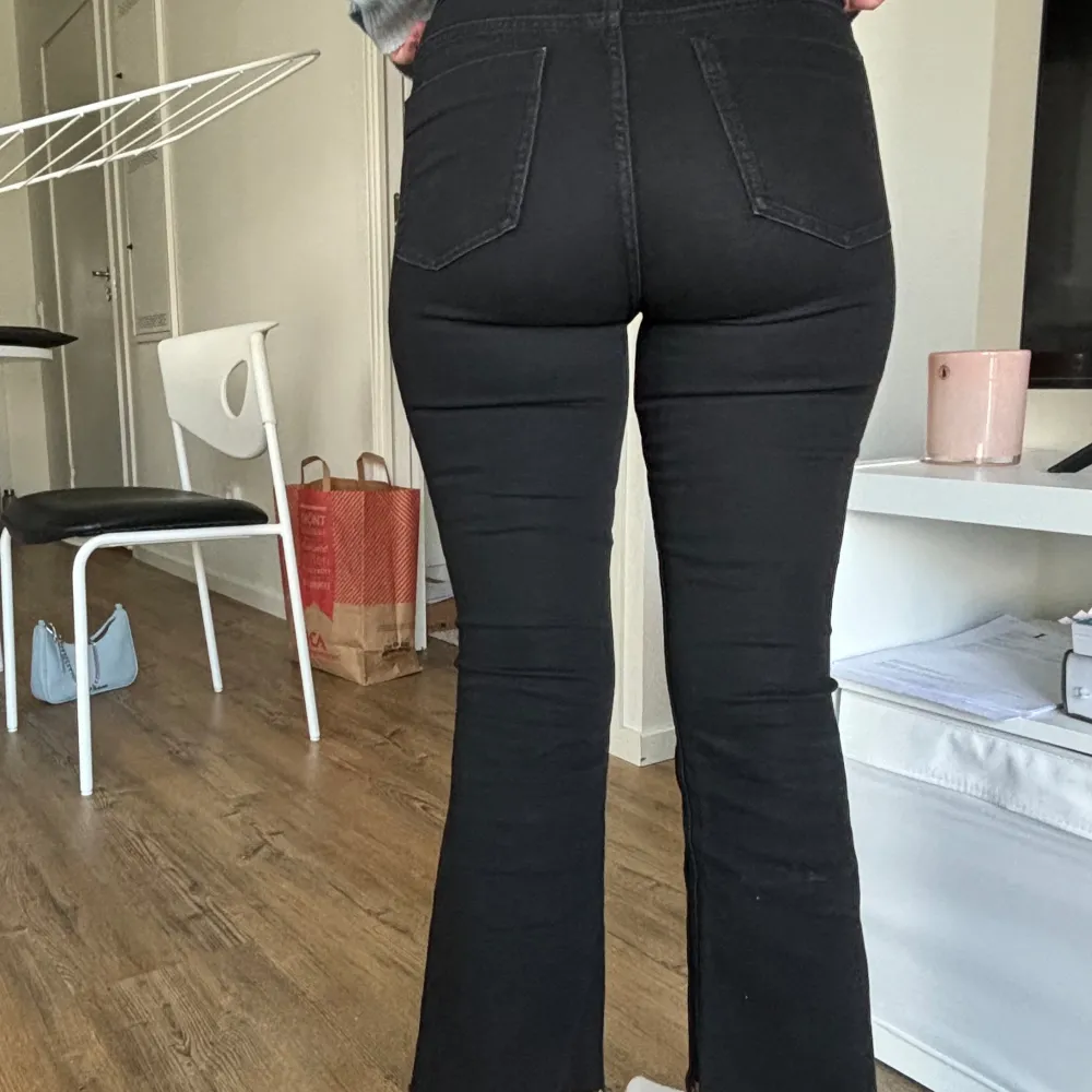 Svarta jeans från zara med sydd detalj i fram. Dem är ganska korta(jag är 161) men stämmer i övrigt in på storlek S. Dem har medelhög midja och är knappt använda💕. Jeans & Byxor.