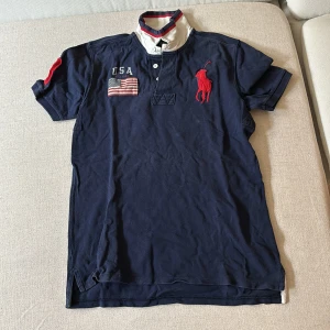 Polo Ralph lauren pike - Säljer denna fina piké tröja från Ralph lauren, tröjan är ganska använd men är fortfarande väldigt fint skick.  Nypris är 1700kr  Skick: 8/10