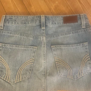 Lågmidjad jeanskjol - Lågmidjad jeanskjol från hollister💘 jättefin men kommer ej till användning 