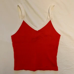 Röd Y2k top!💋 - Jag älskar denna men då den var borttappad under en längre tid är den inte använd många gånger! Sjukt skön och fin. 