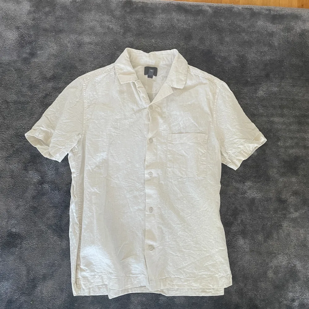 Tja!  Säljer denna riktigt fina linneskjorta från H&M’s premium kollektion, pga att den inte längre passar mig som jag skulle vilja. Passar perfekt nu till sommaren och samt skolavslutningen! Storlek: S/M Skick: 9.5/10 Hör gärna av dig vid frågor!😊. Skjortor.