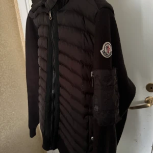 Moncler cardigan  - Storlek: M Inköpt pris:9500 Oanvänd    Kvitto finns ej men QR kod finns i jackan.  Pris kan diskuteras 