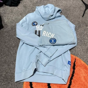 Baby blå Hoodrich set - En av de populäraste tracksuiten  inom hoodrich. Passar just dig som gillar tracksuits och som gillar o sticka ut.