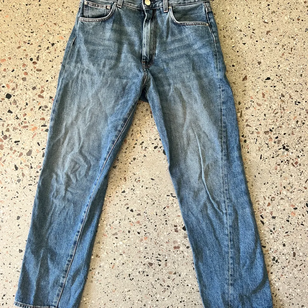 Croppade twisted se jeans i mellanblå denim. . Jeans & Byxor.