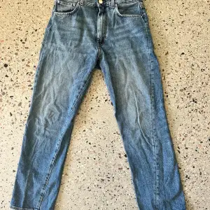 Croppade twisted se jeans i mellanblå denim. 