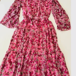 Michael Kors Maxidress/Sommarklänning - Vacker skön sommar klänning, maxidress. Blommig, multicolor i klar rosa färg. Böljar vackert från midja och ned, funkar bra med skärp om man önskar.  Nypris 3500kr