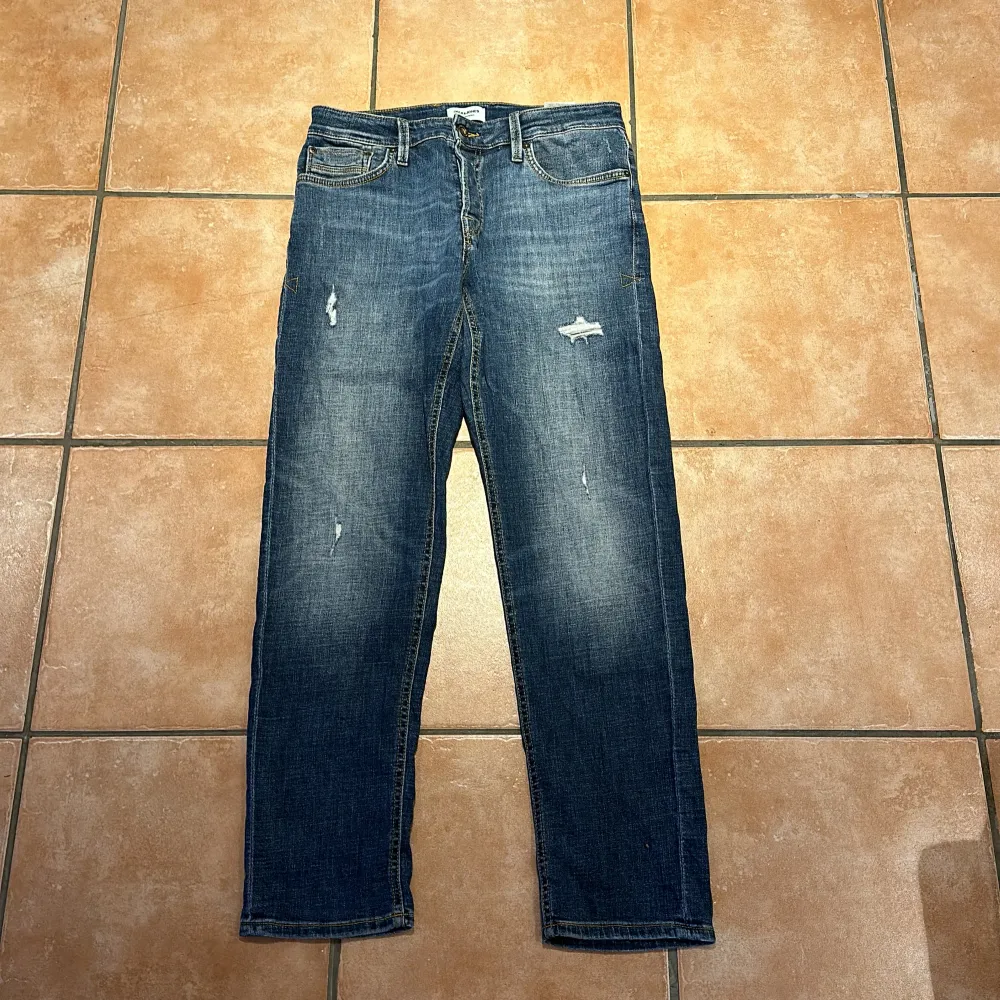Laidback jeans med feta slitningar😍 Vid frågor är de bara att skriva🤝. Jeans & Byxor.