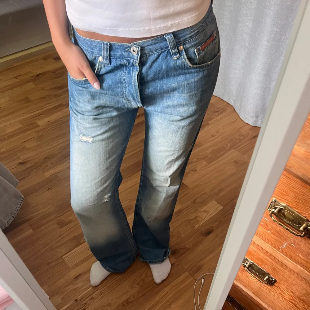 Asnice jeans från replay. Köpta secondhand, bra skick. Midjemått 80cm & innerbenslängd 82. Jeans & Byxor.